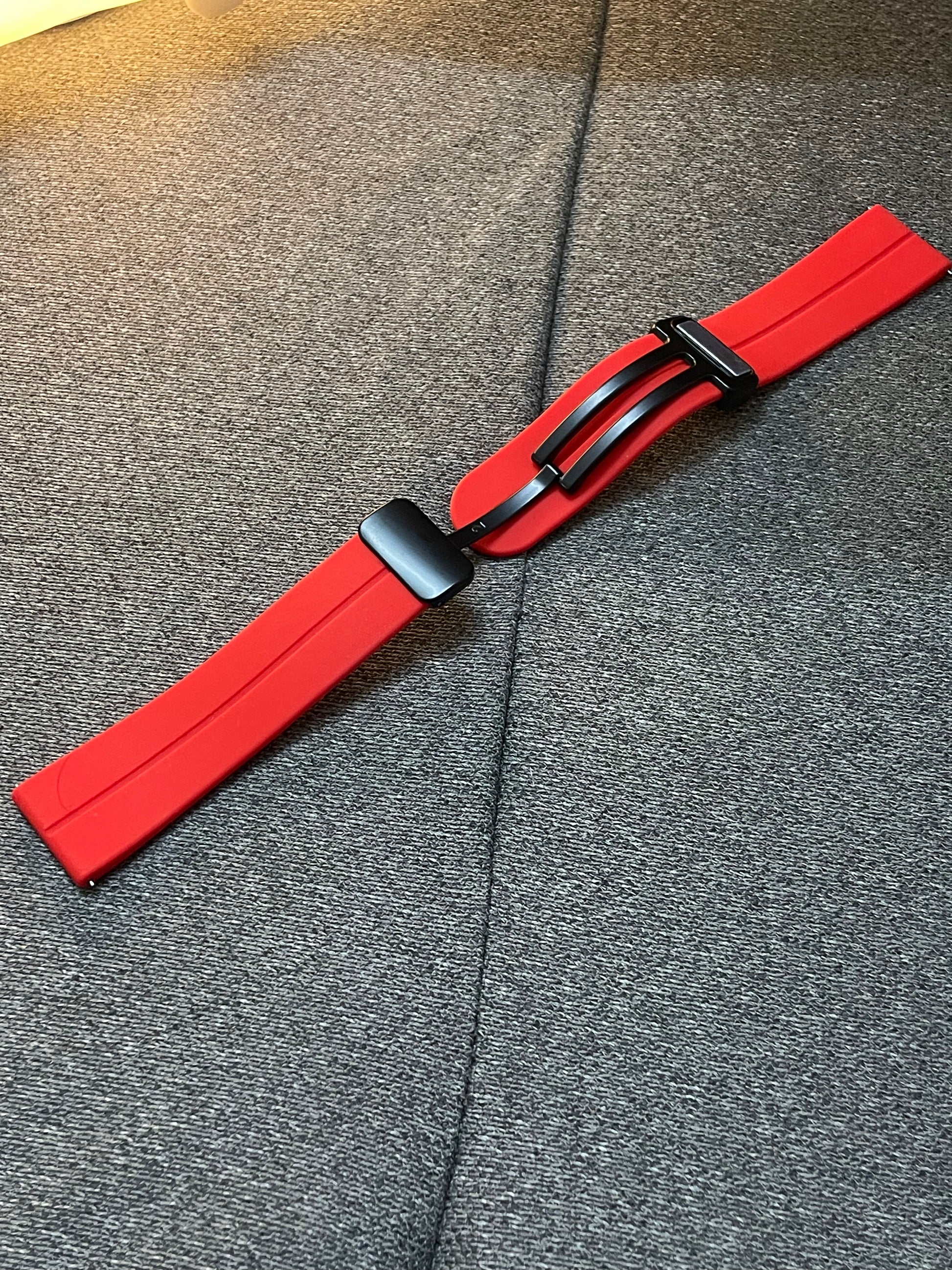 Red rubber watch strap with magnetic black deployment clasp and smooth sport-style finish – 20mm 22mm